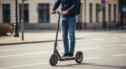 Eine Person, die auf einem modernen E Scooter durch eine europäische Stadtstraße fährt